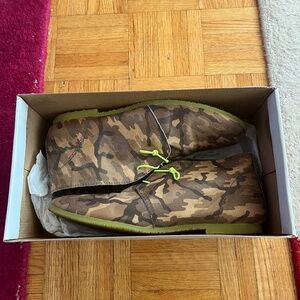 Camo print leather shoes